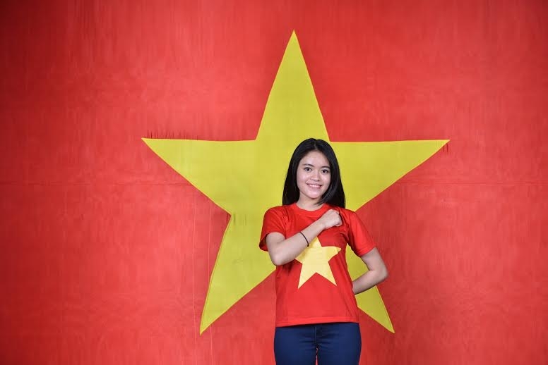 Tiếp nối Hà Nội, giới trẻ Sài Gòn háo hức tham gia chụp ảnh với cờ Tổ Quốc