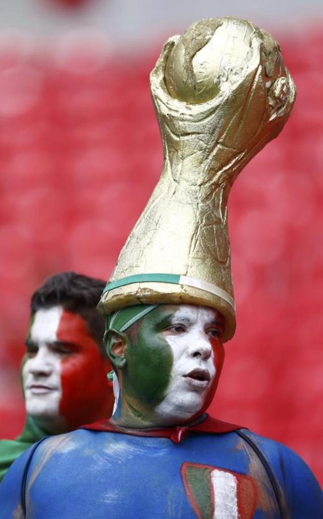 
	
	Chiếc mũ hình cup vàng đặc trưng của World Cup được người hâm mộ Italy đội cổ vũ các cầu thủ nước nhà thi đấu với Costa Rica ở sân vận động Arena Pernambuco.