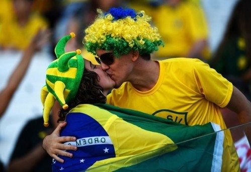 
	
	Nụ hôn nóng bỏng của cặp đôi nước chủ nhà Brazil