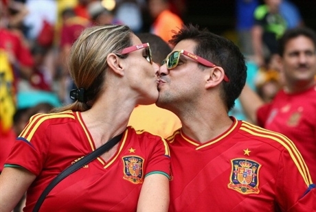 
	
	Nụ hôn rực rỡ sắc đỏ của CĐV Tây Ban Nha, đội bóng đã nhanh chóng trở thành cựu vô địch ngay sau vòng bảng