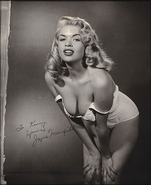 
	
	Jayne Mansfield là một trong những người mẫu đầu tiên của tạp chí người lớn Playboy.