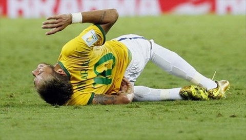 
	
	Hình ảnh đau đớn của Neymar sau pha va chạm với Zuniga