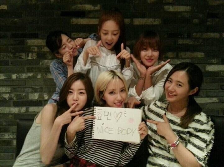 
	
	Yuri, Sunny, Hara, Narshar và Sunhwa cùng nhau chúc mừng album đầu tiên của Hyomin