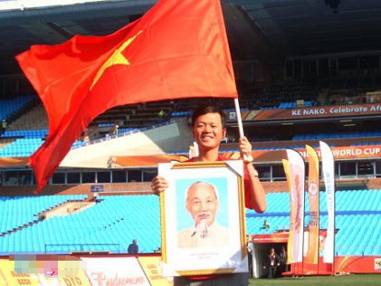 
	
	CĐV Hoàn với ảnh Bác Hồ và cờ Việt Nam.