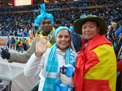 
	
	Văn Trần Hoàn (phải) luôn mang theo cờ Tổ quốc khi ra nước ngoài xem bóng đá. Ảnh: NVCC.