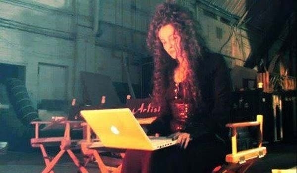 
	
	Và ngay cả phù thủy Bellatrix Lestrange trong Harry Potter cũng đã có thể kiểm tra e-mail bằng laptop rồi