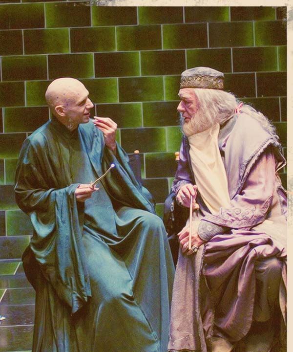 
	
	Bạn có biết Kẻ-ai-cũng-biết-là-ai-đấy và cụ Dumbledore lại rất thân thiện với nhau không?