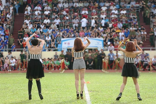 
	
	Tuy biểu diễn ở sân khấu là sân vận động rộng lớn nhưng Lưu Hương Giang đã khiến cho tất cả khán giả phải đứng lên hò hét và nhảy theo điệu nhạc của cô. 