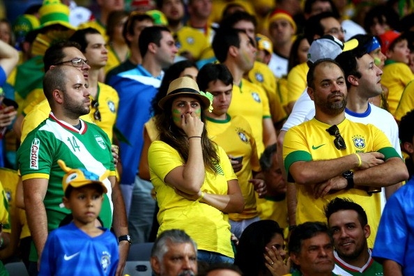
	
	Một CĐV Brazil vẫn chưa thể rời sân sau thất bại đau đớn của thầy trò HLV Scolari.
