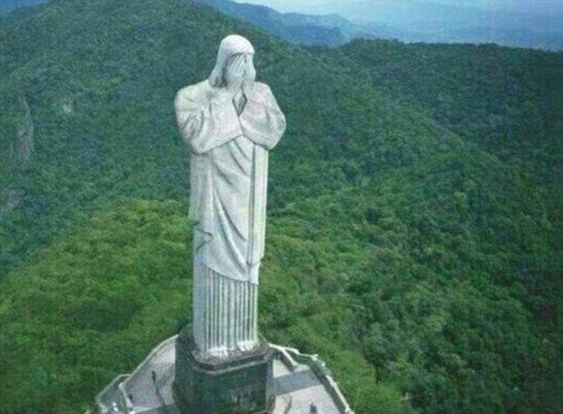 
	
	Bức tượng nổi tiếng "Chúa cứu thế" ở Rio de Janeiro ôm mặt thất vọng sau trận thua 1-7 của Brazil trước Đức