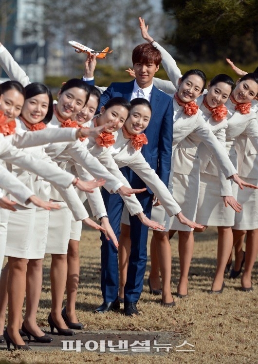 
	
	Lee Min Ho không hề "lép vế" trước dàn nữ tiếp viên hàng không xinh đẹp