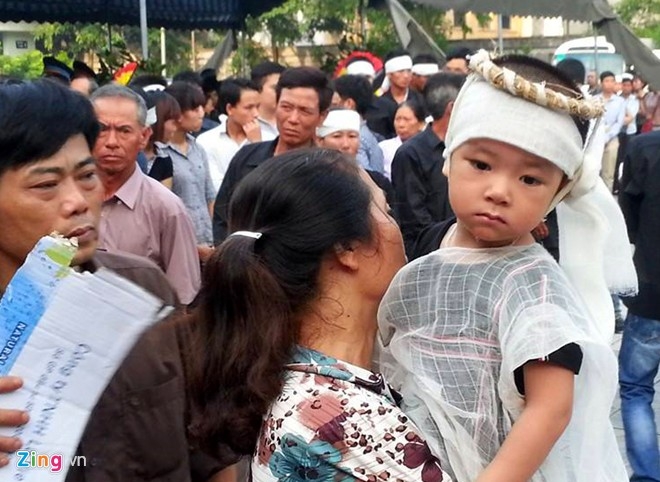 
	
	Cậu con trai 2 tuổi của chiến sĩ Chử Văn Minh. Ảnh: Mạnh Thắng