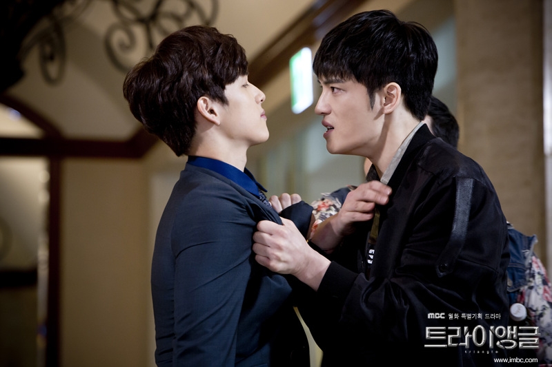 
	
	Siwan và Jaejoong trong phim Triangle