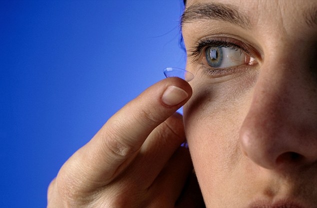 Lạm dụng kính áp tròng- mù mắt vĩnh viễn vì bị trùng ăn mất giác mạc