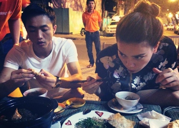 
	
	Ngay sau nghi án hôn nhau đổ vỡ, một số bạn bè của Hà Hồ đã đăng tải bức ảnh hạnh phúc của hai vợ chồng đang ngồi ăn cùng nhau để dập tan nghi án thiếu cơ sở. - Tin sao Viet - Tin tuc sao Viet - Scandal sao Viet - Tin tuc cua Sao - Tin cua Sao