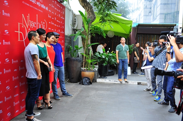 
	
	Các nghệ sĩ và nhà sản xuất Young hit Young beat trong buổi giới thiệu dự án tại TP HCM - Tin sao Viet - Tin tuc sao Viet - Scandal sao Viet - Tin tuc cua Sao - Tin cua Sao