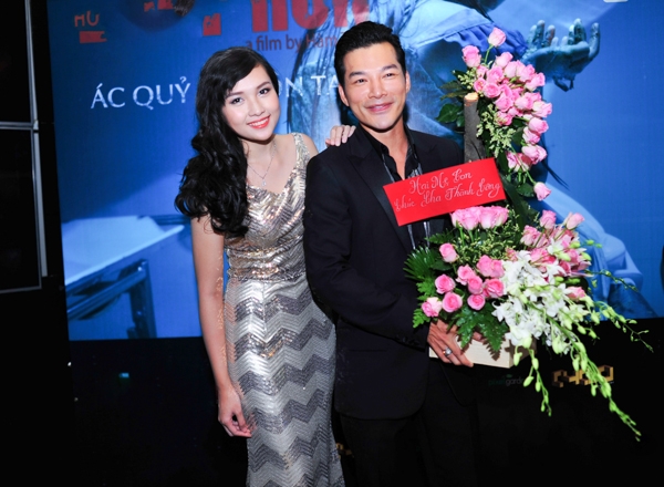 
	
	Trần Bảo Sơn cũng rất xúc động khi vợ cũ, diễn viên Trương Ngọc Ánh và con gái Bảo Tiên bất ngờ gửi hoa chúc mừng thành công của anh.  