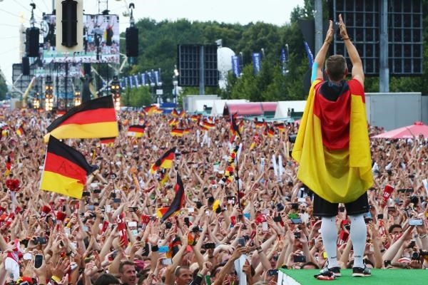 
	
	Buổi lễ mừng chiến thắng của tuyển Đức trước hàng vạn người hâm mộ tại Berlin. 