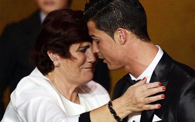 
	
	Bà Dolores và Ronaldo