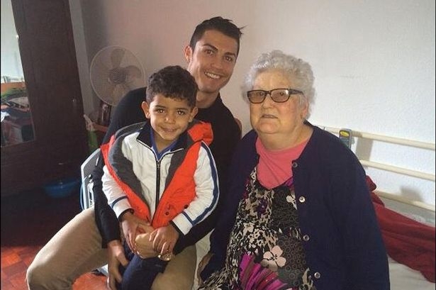
	
	Ronaldo bố, Ronaldo con và bà Dolores