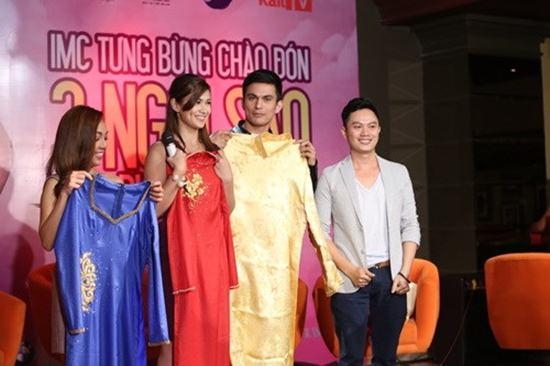 
	
	Ba ngôi sao được tặng trang phục áo dài Việt Nam