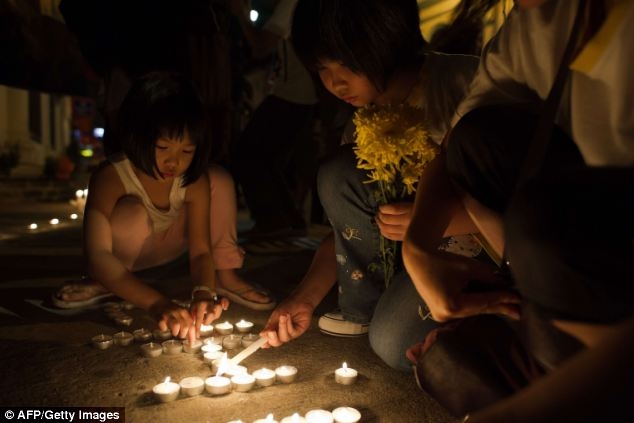 
	
	Những ngọn nến đã được thắp sáng từ Hà Lan đến Malaysia để tưởng niệm những nạn nhân đã thiệt mạng trên chuyến bay tử thần MH17