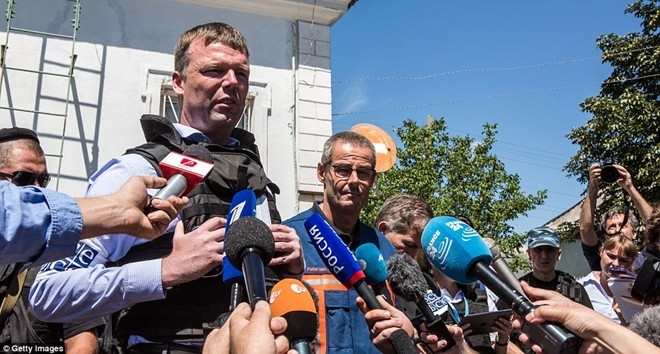 
	
	Chuyên viên từ Hà Lan và OSCE trả lời báo giới về tình trạng của các thi thể trước khi vận chuyển sang Hà Lan để tiến hành nhận dạng. Ảnh: Getty Images