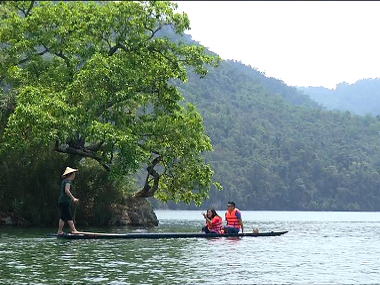 VJ Bảo Kỳ và Thùy Trang "chơi dại" trên Hồ Ba Bể