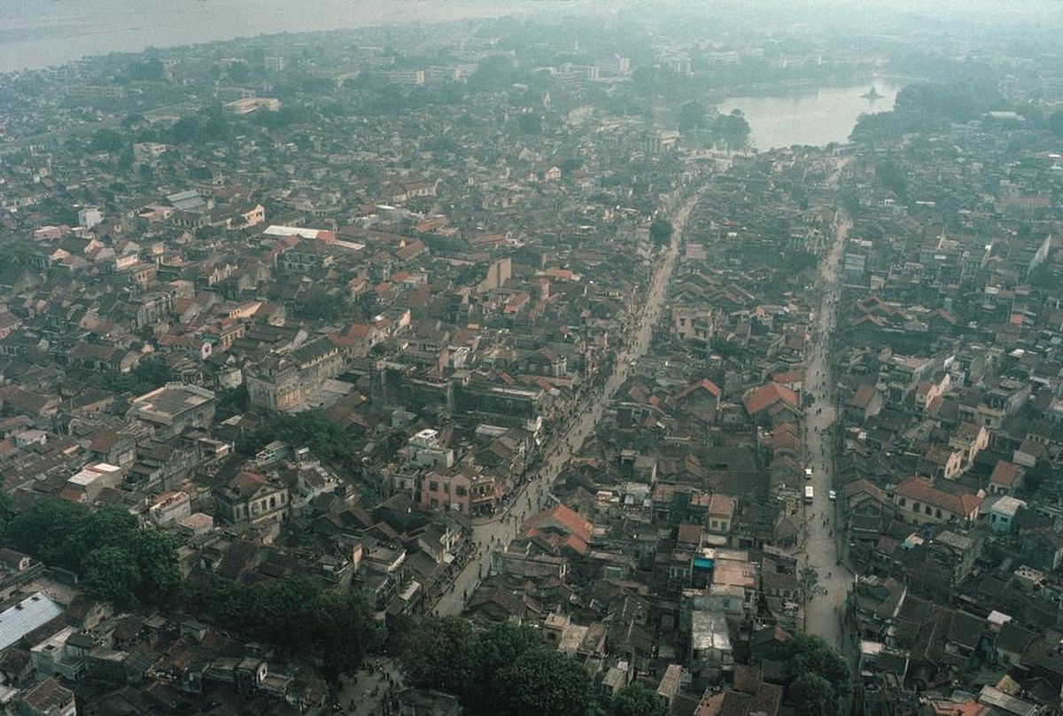 
	
	Toàn cảnh trung tâm Hà Nội năm 1989 nhìn từ trên cao, hai con đường song song dẫn ra Hồ Hoàn Kiếm
