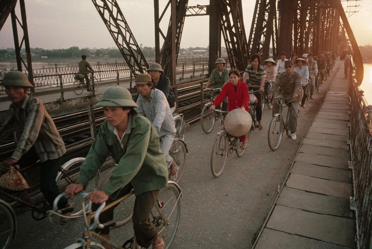 
	
	Một chiều hoàng hôn trên cầu Long Biên, Hà Nội, sau một ngày làm việc, người lao động thong dong đạp xe về nhà