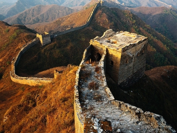 
	
	Vạn Lý Trường Thành, được xây dựng ở Trung Quốc từ cách đây 2.200 năm được coi là công trình nhân tạo lớn nhất thế giới với chiều dài hàng nghìn km. Tuy nhiên, gần 2/3 công trình này hiện tại đã bị hư hại hay đổ nát.