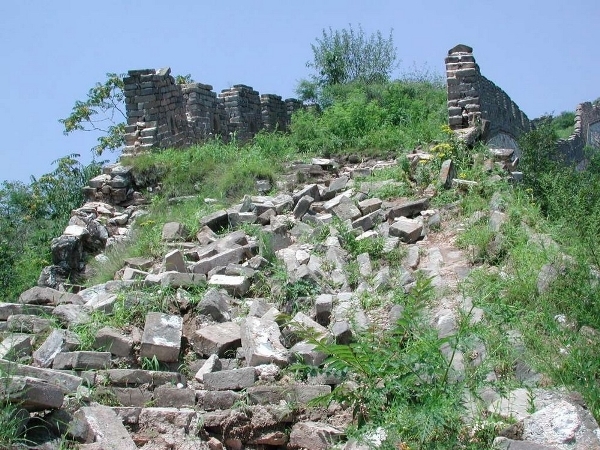 
	
	Tại một số vùng ở Trung Quốc, Vạn Lý Trường Thành đã được sử dụng làm nguồn cung cấp đá để người dân xây nhà và đường xá.