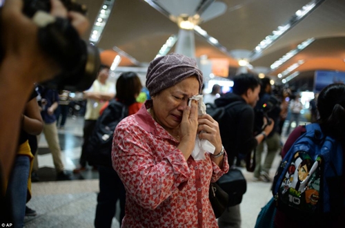 
	
	Một thân nhân hành khách MH17 không ngừng lau nước mắt khi hay tin em gái thiệt mạng trên chuyến bay