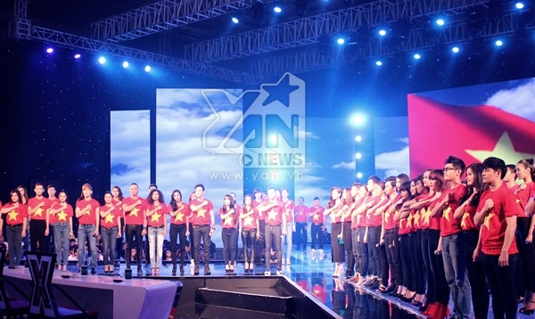 
	 
	Đêm liveshow đầu tiên đã khiến khán giả choáng ngợp với phần mở màn với hơn 100 nghệ sĩ cùng hòa giọng vào ca khúc Những trái tim Việt Nam. 