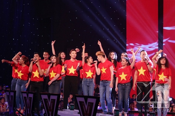 
	 
	Đêm liveshow đầu tiên đã khiến khán giả choáng ngợp với phần mở màn với hơn 100 nghệ sĩ cùng hòa giọng vào ca khúc Những trái tim Việt Nam. 