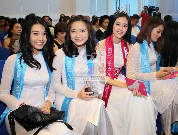 
	
	Khánh Vân - Hoa khôi Áo dài Nữ sinh 2013 cùng các nữ sinh duyên dáng trong tà áo dài trắng.