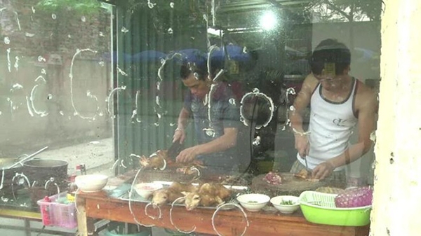 
	
	Có khoảng vài chục quán phục vụ món "tiểu hổ" tại Hà Nội. Ảnh: AFP