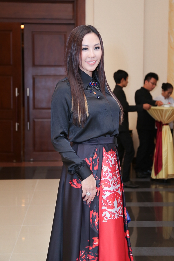 
	
	Được biết, hoa hậu Thu Hoài là nhà tài trợ cho liveshow Sol Vàng diễn ra hàng tháng, là nơi tôn vinh những danh ca hàng đầu Việt Nam.