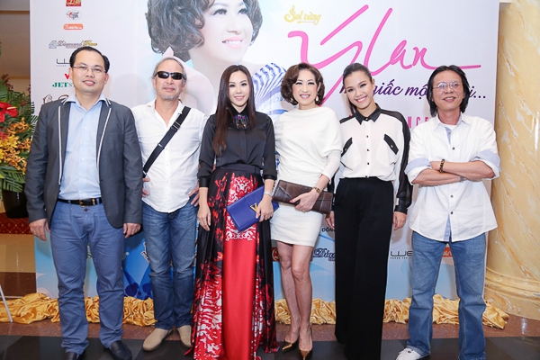 
	
	Đến dự buổi ra mắt, hoa hậu Thu Hoài còn có dịp đọ dáng cùng danh ca Ý Lan, ca sĩ Phương  Vy, đạo diễn Đinh Anh Dũng và nhạc sĩ Nguyễn Quang. 