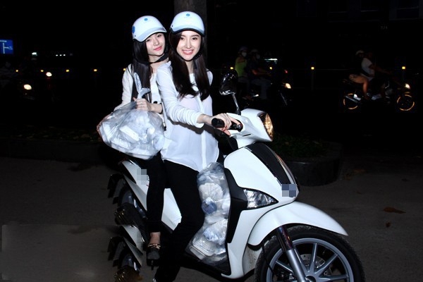 
	
	Hai chị em Phương Trinh – Phương Trang lái xe đi từ thiện. Nhưng thực ra, cô nàng Phương Trinh chỉ cầm lái để "tạo dáng" mà thôi!!