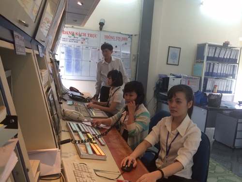 
	
	Kiểm soát viên điều hành bay tại Trung tâm Kiểm soát tiếp cận tại sân - Cảng Hàng không Quốc tế Đà Nẵng - Ảnh: Đ.Ngọc