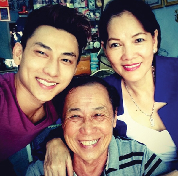 
	
	Isaac chụp ảnh "tự sướng" cùng bố mẹ
	Jun hát tặng bố.