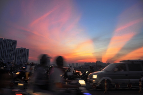 Xuất hiện tia sáng kì lạ trên bầu trời Sài Gòn