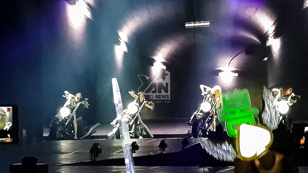 
	
	2NE1 cùng 4 chiếc moto cực ngầu trong đêm concert