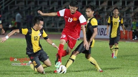 
	
	Lối đá phòng ngự chắc chắn của U21 Malaysia đã khóa được các mũi tấn công của U19 Việt Nam. Ảnh: Đức Nguyễn