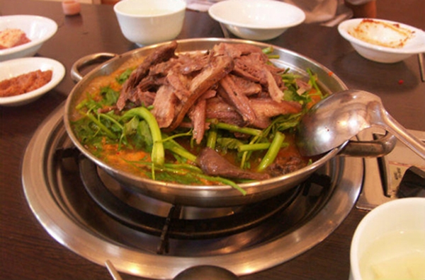 
	
	Món lẩu chó rất được ưa chuộng ở Hàn Quốc.