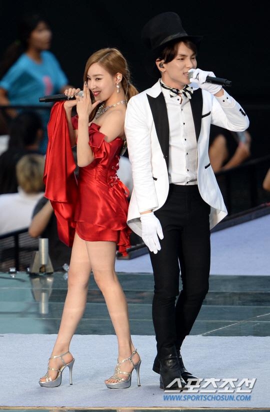 
	
	Tiffany cực quyến rũ bên cạnh Key trong ca khúc Bang Bang