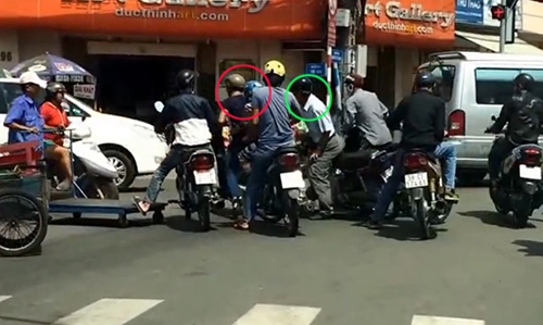 Đi Mercedes quay video dàn cảnh móc túi giữa đường Sài Gòn