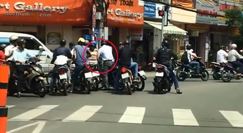 Đi Mercedes quay video dàn cảnh móc túi giữa đường Sài Gòn
