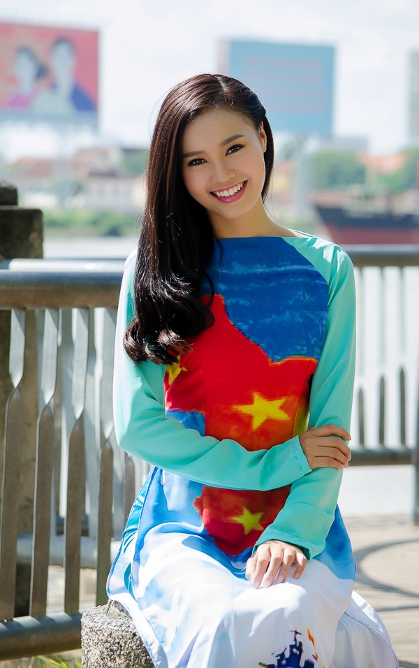 
	
	Vừa qua, Ninh Dương Lan Ngọc gây được sự chú ý khi cô đảm nhận vai trò gương mặt đại sứ cho chương trình thuyện nguyện “BST – Kết nối nụ cười trái tim”. 